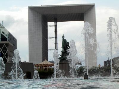 La Grande Arche in La Défense, Paris mit Fontaine und Statue