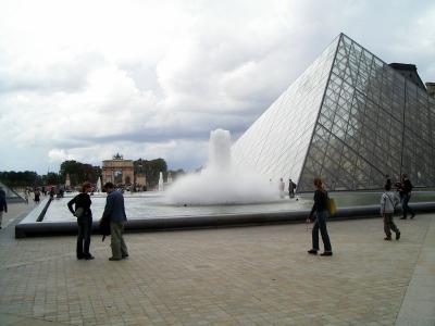 Fontaine und Pyramide im Louvre (2)