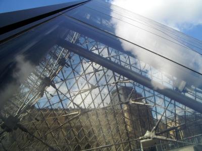 Spiegelung auf der Pyramide im Louvre