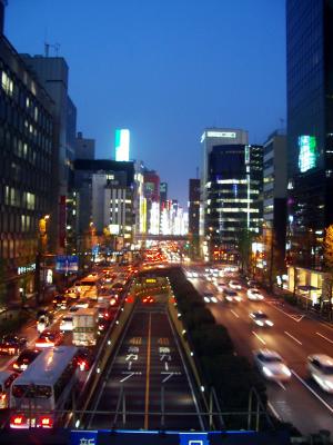 Straße in Shinjuki, Tokyo bei Nacht