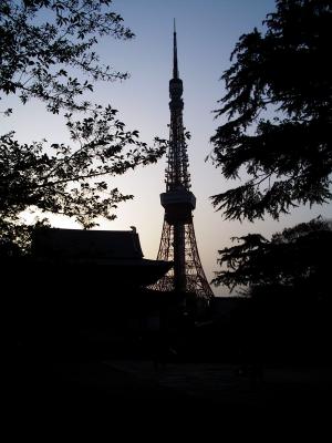 Tokyo Tower Silhouette mit Tempel und Bäumen