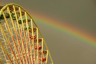 Regenbogen hinter Riesenrad