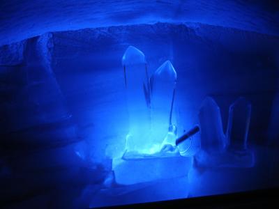 Eisskulptur im Blaulicht