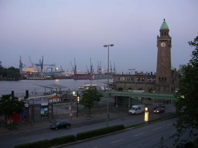 Uhrturm an den Landungsbrücken in Hamburg