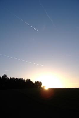 drei Flugzeuge im Sonnenuntergang