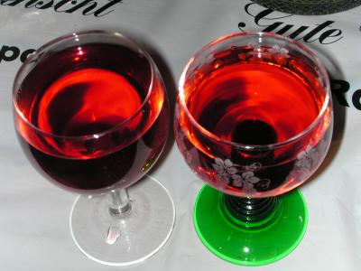 2 Gläser gefüllt mit Uhudler