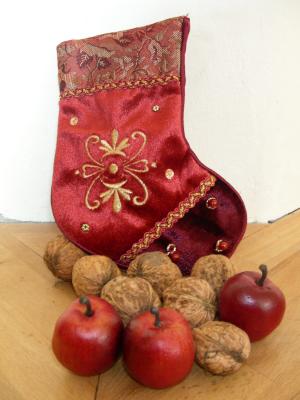 Nikolausstiefel  mit Nüssen und Äpfeln