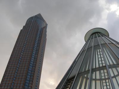 Messeturm und S-Bahn Station