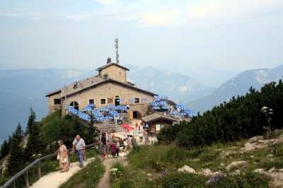 Touristen und Kehlsteinhaus