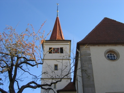 Kirchturm im Herbst