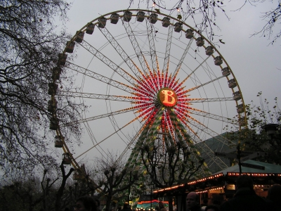 Riesenrad auf Weihnachtsmarkt