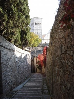 Schmale Strasse in Assisi