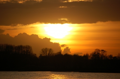 Sonnenuntergang am Fluss