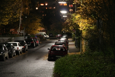 Wohnstraße bei Nacht