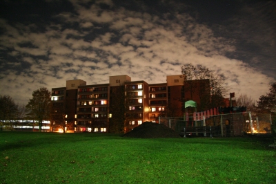 Wohnblock bei Nacht