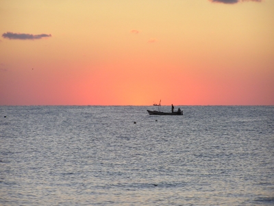 Fischerboot vor Sonnenaufgang