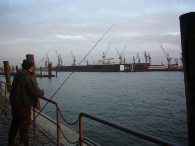 Ein Angler im Hamburger Hafen