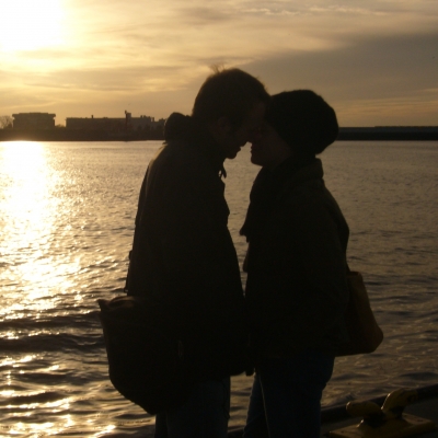 Ein Liebespärchen im Hamburger Hafen