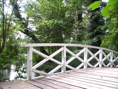 Weiße Brücke im Park
