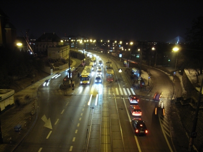 Straßenverkehr Warschau in der Nacht