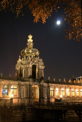 Mond über dem Zwinger-Kronentor Dresden