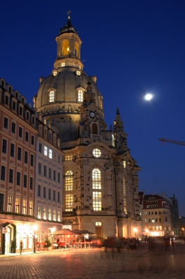 Es lohnt...Frauenkirche und Mond