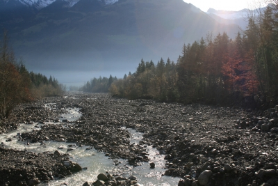 Fluss mit Stein