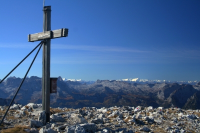 Gipfelkreuz des Hohen Brett und Blick zum Alpenhauptkamm