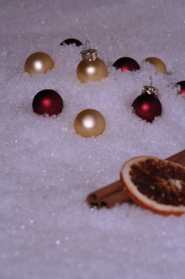 Christbaumkugeln im Schnee