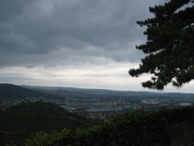 Stuttgart ein Wolkenmeer mit Blick aufs Neckarstadion Rechts im Bild