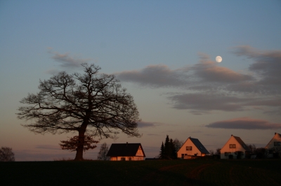 Mond über den Häusern