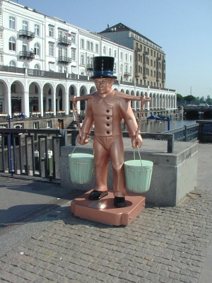 Hamburg: Alsterarkaden mit Hummel-Figur