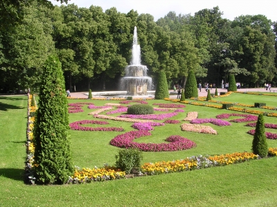 Römischer Brunnen im Schloßpark von Peterhof