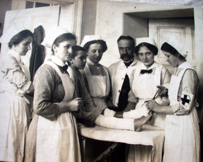 Erste Hilfe beim Roten Kreuz etwa 1914