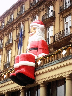 Köln Weihnachtsmann am Hotel