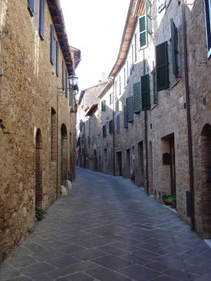 Eine schmale Gasse in Pienza