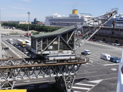 alter Verladekran im Hafen von Venedig