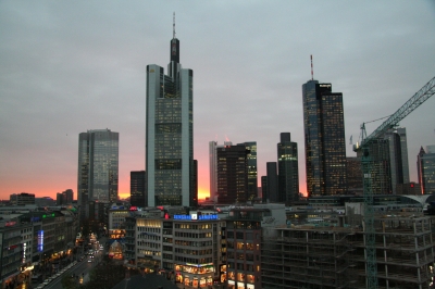 Frankfurts Skyline am Abend