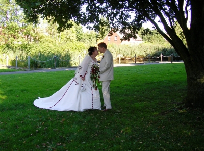 Brautpaar im Park