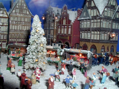 Weihnachtsmarkt mit Nikolaus