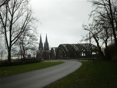 Köln Blick auf die Hohenzollernbrücke und den Dom von Deutz aus