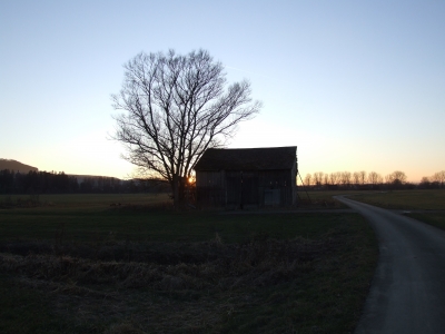 Einsamer Geräteschuppen bei Sonnenuntergang