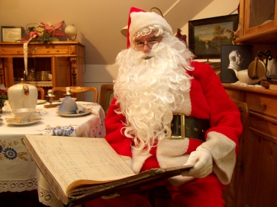 Weihnachtsmann mit Wunschzettelbuch