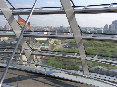 Blick aus der Reichstagskuppel auf das Brandenburger Tor