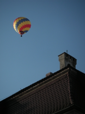 Ballon über dem Haus