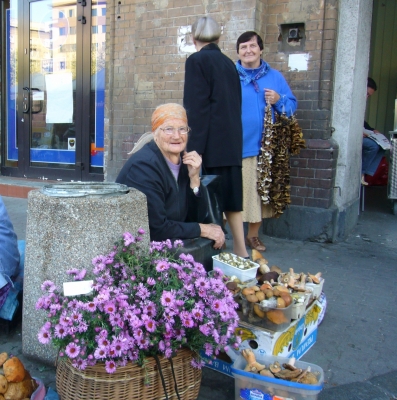 Pilzverkäuferin auf dem Markt in Warschau