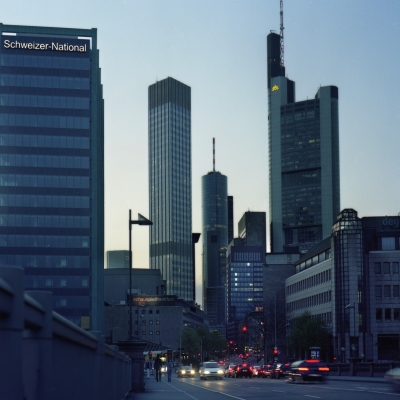 frankfurt main skyline brücke