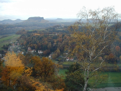 Elbsandsteingebirge: Blick von der  Bastei im Herbst zum Lilienstein