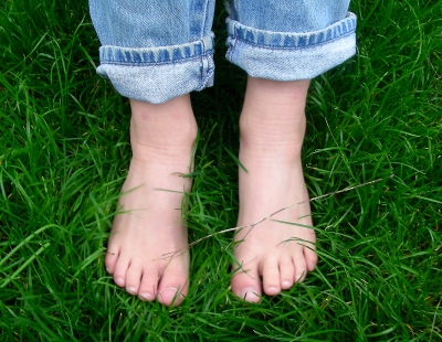 Füße Jeans Gras
