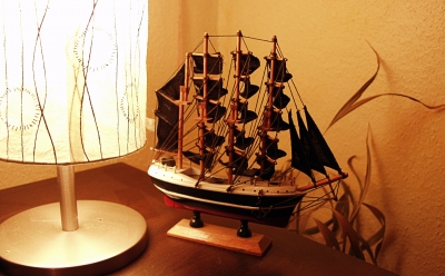 Lampe und Schiff